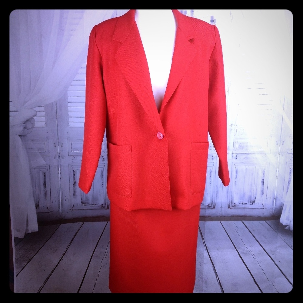 HP 🌺 Motion skirt suit size 12P. #O119